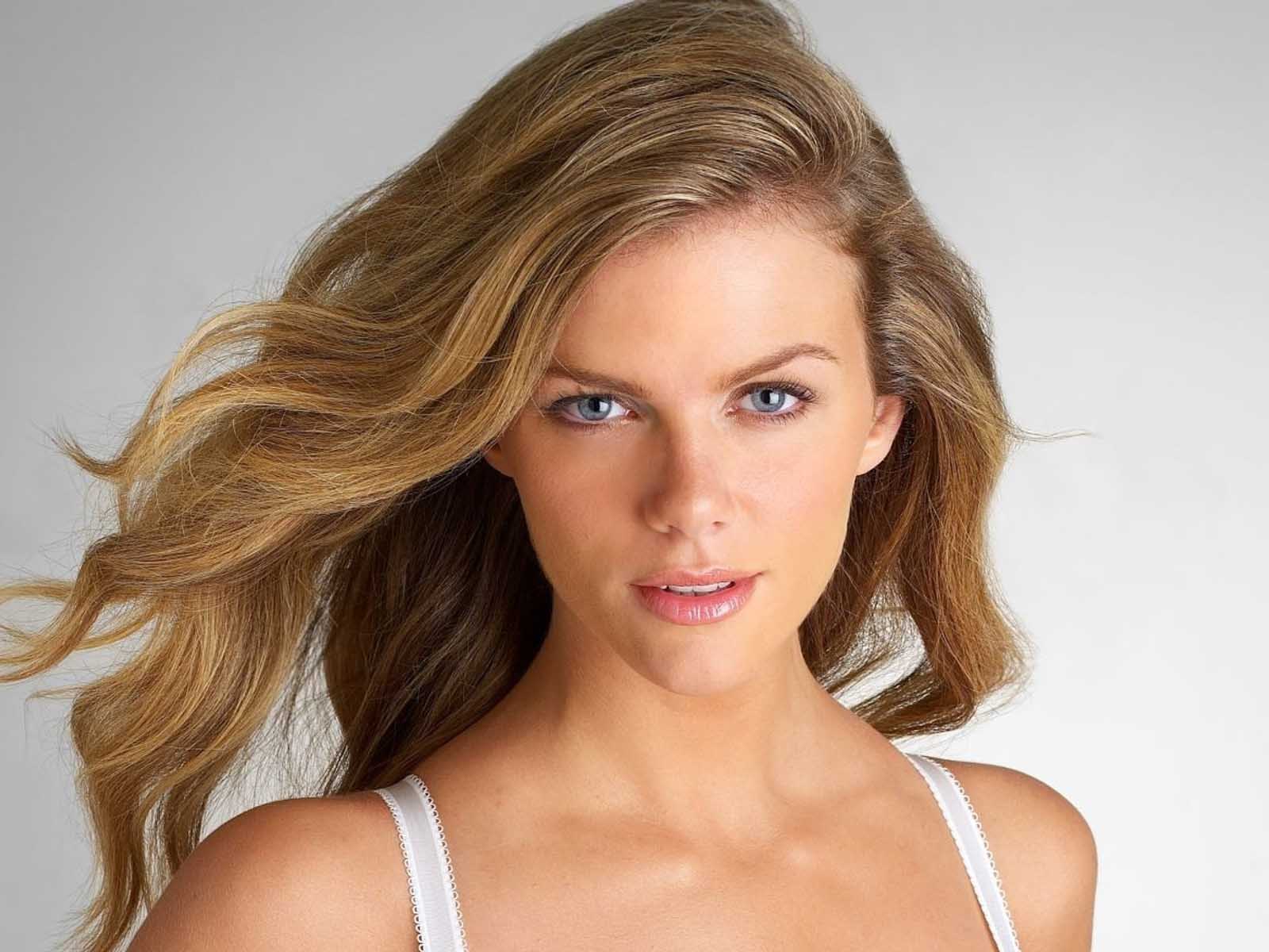 Brooklyn Decker - allstarbio Brooklyn Decker